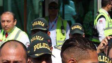 El peruano Paolo Guerrero saluda a seguidores a su llegada a Lima (Foto: EFE/Ernesto Arias)