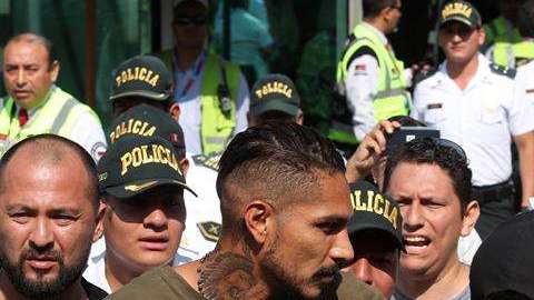 El peruano Paolo Guerrero saluda a seguidores a su llegada a Lima (Foto: EFE/Ernesto Arias)