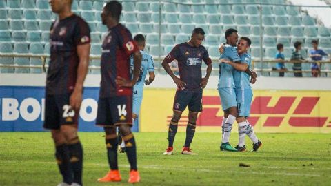 Jugadores del equipo Gremio celebran la victoria ante el Monagas FC venezolano. (Foto: EFE/MARIO POLO)