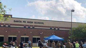 Miembros de la fuerza de seguridad y del equipo médico acuden al instituto de Santa Fe donde un estudiante armado ha abierto fuego contra varias personas,