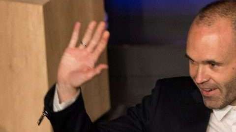 El excentrocampista del Barcelona, Andrés Iniesta, se va al fútbol japonés. (Foto: EFE/ Enric Fontcuberta)