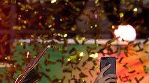 Los mexicanos Marco Fabián y Carlos Salcedo del Eintracht Frankfurt celebran la Copa Alemania. (Foto: EFE/EPA/ARMANDO BABANI)
