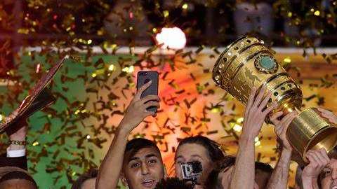Los mexicanos Marco Fabián y Carlos Salcedo del Eintracht Frankfurt celebran la Copa Alemania. (Foto: EFE/EPA/ARMANDO BABANI)