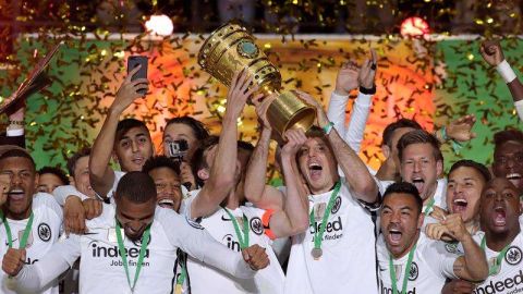 Los mexicanos Marco Fabián y Carlos Salcedo del Eintracht Frankfurt celebran la Copa Alemania. (Foto: EFE/EPA/ARMANDO BABANI)