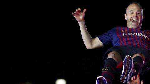 El  Camp Nou se rindió ante el capitán del FC Barcelona Andrés Iniesta. (Foto: EFE/Enric Fontcuberta)