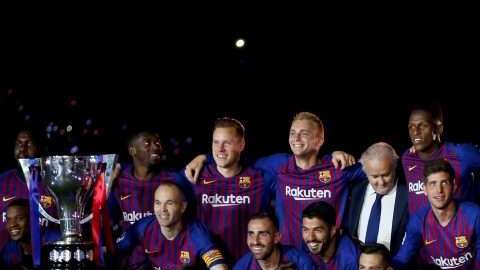 Los jugadores del FC Barcelona posan con los trofeos de Liga y Copa. (Foto: EFE/Enric Fontcuberta)