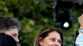 El candidato a la presidencia de Colombia Iván Duque (d) y su fórmula vicepresidencial, Marta Lucía Ramirez (i), acompañados por el senador colombiano Álvaro Uribe (c), durante su cierre de campaña.