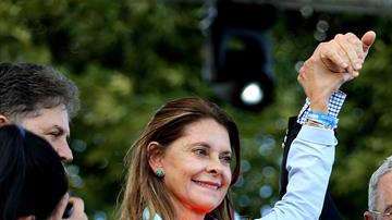 El candidato a la presidencia de Colombia Iván Duque (d) y su fórmula vicepresidencial, Marta Lucía Ramirez (i), acompañados por el senador colombiano Álvaro Uribe (c), durante su cierre de campaña.