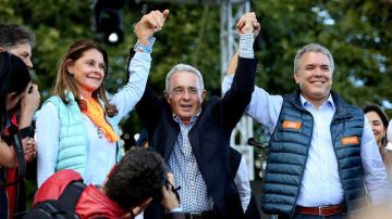 El candidato a la presidencia de Colombia Iván Duque (d) y su fórmula vicepresidencial, Marta Lucía Ramirez (i), acompañados por el senador colombiano Álvaro Uribe (c), durante su cierre de campaña.