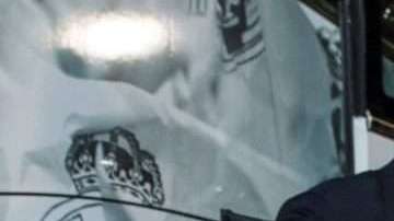 Cristiano Ronaldo siempre baja del autobús primero. El Real Madrid también tiene sus supersticiones. (Foto: EFE/SEDAT SUNA)