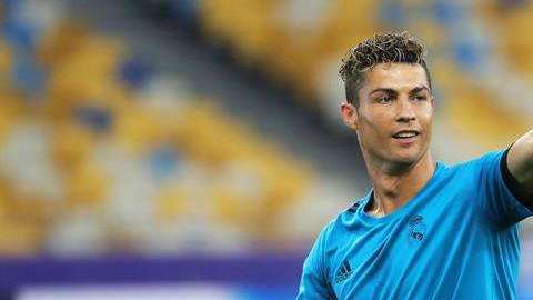 Cristiano Ronaldo saludó a lo lejos al camarógrafo de Univision al que golpeó con el balón. (Foto: EFE/ ARMANDO BABANI)