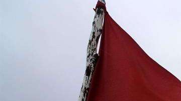 Turistas recorren la zona de playas en Cancún, que muestra la alerta de precaución debido al paso de la tormenta Alberto.