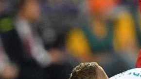 Sergio Ramos y Mohamed Salah cayeron juntos en el terreno de juego en Kiev. (Foto: EFE/EPA/GEORGI LICOVSKI)