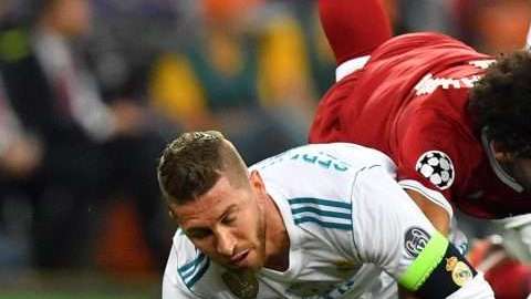 Sergio Ramos y Mohamed Salah cayeron juntos en el terreno de juego en Kiev. (Foto: EFE/EPA/GEORGI LICOVSKI)