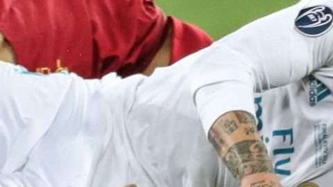 El egipcio Mohamed Salah es lesionado por Sergio Ramos. (Foto: EFE/EPA/ARMANDO BABANI)