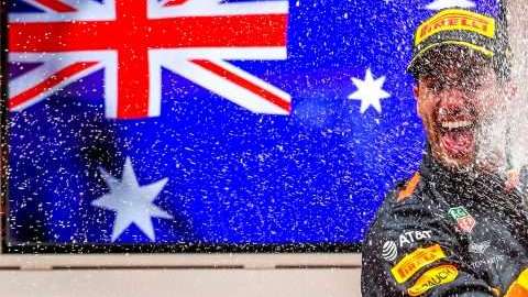 El piloto australiano Daniel Ricciardo de Aston Martin Red Bull Racing celebra su primer lugar en el Grand Prix de Monaco. (Foto: EFE/EPA/SRDJAN SUKI)