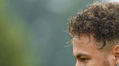 Neymar volvió a sufrir molestias en el pie derecho, durante la práctica de Brasil en Londres