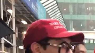 El sujeto es abogado y participó en mínitines a favor de Trump.