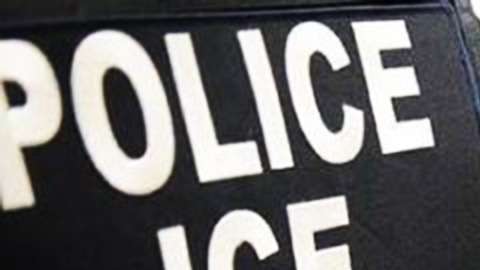 Los agentes de ICE son llamados por funcionarios de USCIS en algunos casos.