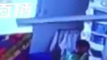 El pequeño presenta quemaduras en la laringe.