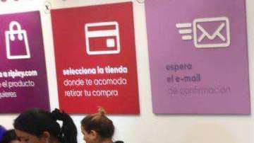 Aquí el comprador con su teléfono y detrás, los aguacates.