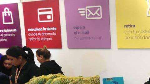 Aquí el comprador con su teléfono y detrás, los aguacates.