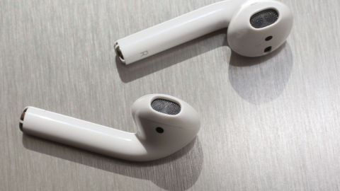 Los audífonos Bluetooth Airpods de Apple.