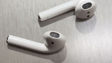 Los audífonos Bluetooth Airpods de Apple.