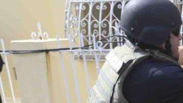 Agentes de la Policía intentan detener a un manifestante.