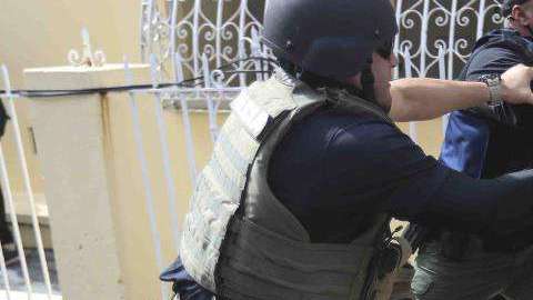 Agentes de la Policía intentan detener a un manifestante.