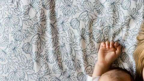 Los bebés prefieren escuchar a otros que a adultos.