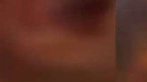 La reacción del bebé tras el beso de su papá emocionó al mundo.