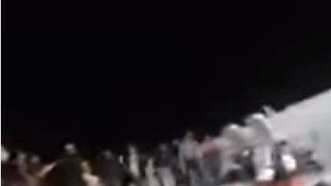 Los asustados pasajeros saltaron desde las alas del avión.