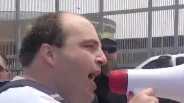 Sessions se vio obligado a detener su discurso