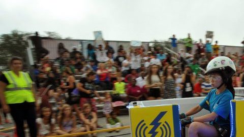 Uno de los autos eléctricos creados con refrigeradores en la competencia Icebox Derby en Chicago.