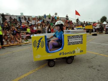 Uno de los autos eléctricos creados con refrigeradores en la competencia Icebox Derby en Chicago.