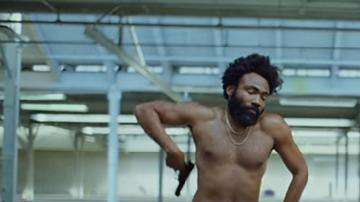 El cantante personifica a alguien desequilibrado mentalmente.