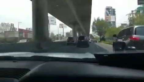El choque fue grabado desde el interior del Mustang
