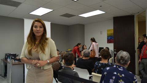 Eliana Pedrozo, cónsul de Colombia en Orlando, exhortó a sus compatriotas a votar en las elecciones y visitar la página registraduria.gov.co para ver detalles sobre el proceso electoral. (Cecilia Figueroa / La Prensa)