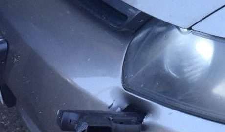 El conductor del auto no le dio importancia hasta que vio lo que era.