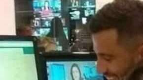 Todos ven, a simple vista, algo raro en el cuerpo de él.