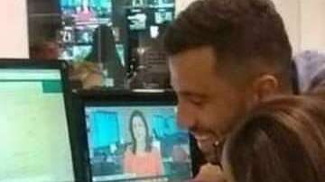 Todos ven, a simple vista, algo raro en el cuerpo de él.