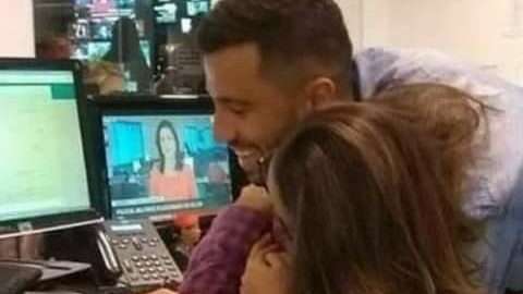 Todos ven, a simple vista, algo raro en el cuerpo de él.