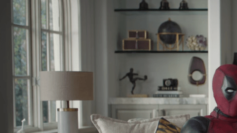 Deadpool se disculpa con David Beckham en un nuevo vídeo.