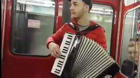 Joven toca el éxito de Luis Fonsi en el metro de Toronto.
