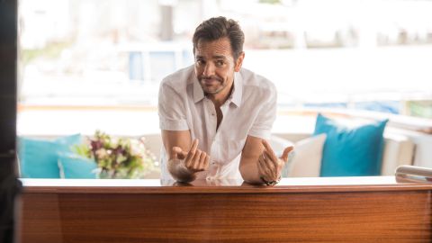 Eugenio Derbez en una escena de "Overboard".