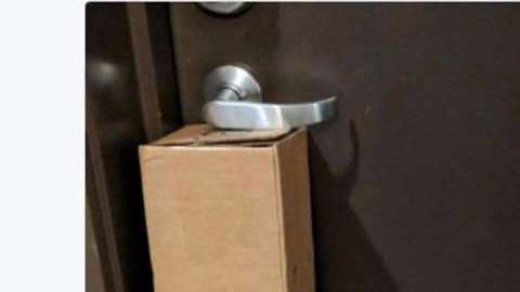 Errores de la vida cotidiana, como éste que dejó a la pareja encerrada dentro del apartamento.