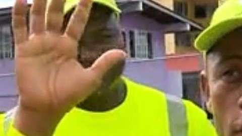 Gabriel Victoria, árbitro panameño que se dedica a la recolección de basura también.