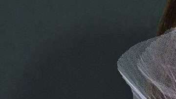 Jennifer López en la alfombra roja de los 59 Grammy Awards.