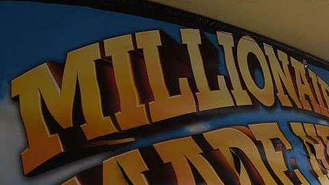 Fila para comprar boletos de la lotería en una tienda en Los Ángeles.